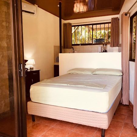 Casa Encantada Offers You Two-Bedroom House, 1 Tiny Apartment & 3 Double Rooms Manuel Antonio Exteriör bild