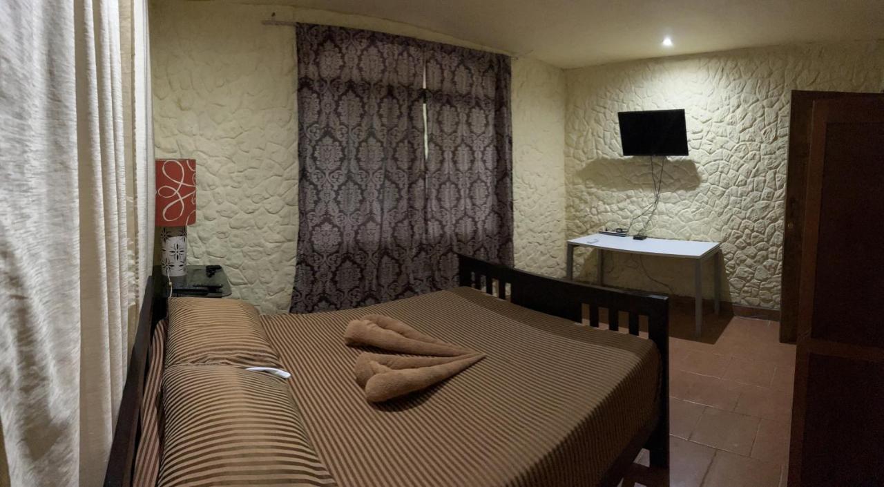 Casa Encantada Offers You Two-Bedroom House, 1 Tiny Apartment & 3 Double Rooms Manuel Antonio Exteriör bild