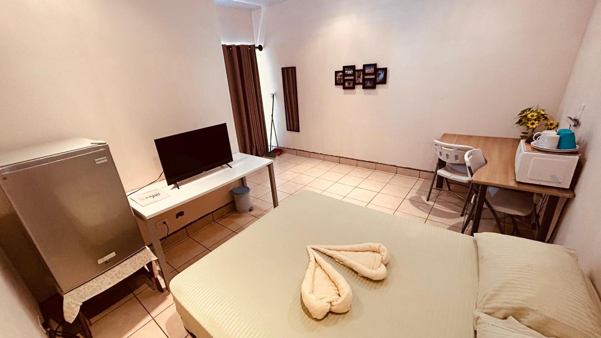 Casa Encantada Offers You Two-Bedroom House, 1 Tiny Apartment & 3 Double Rooms Manuel Antonio Exteriör bild