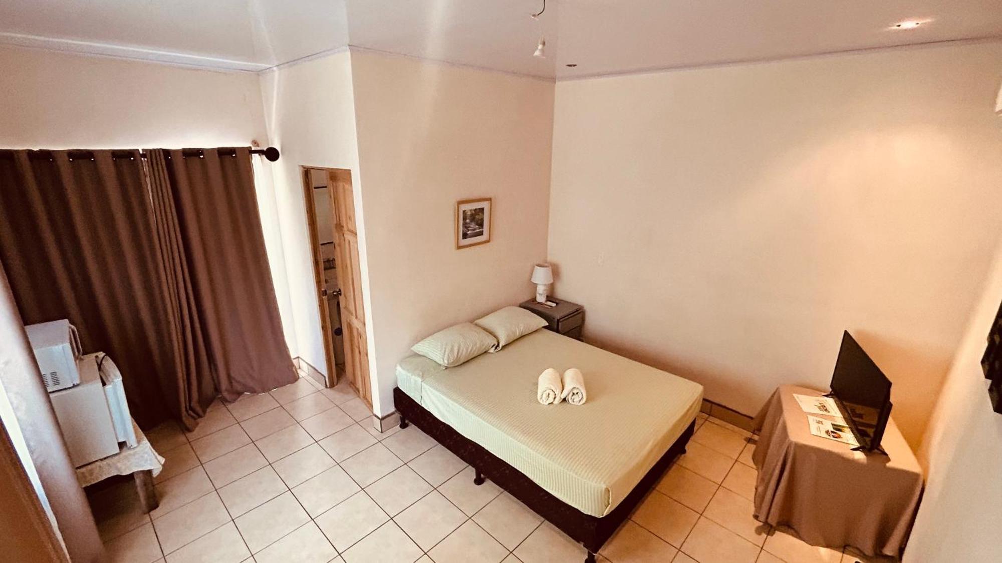Casa Encantada Offers You Two-Bedroom House, 1 Tiny Apartment & 3 Double Rooms Manuel Antonio Exteriör bild